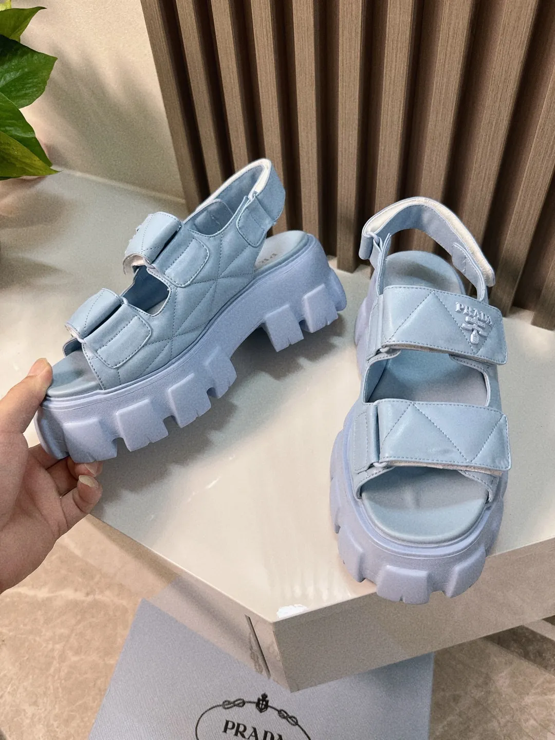 👟👟Ex-factory price 520👟👟 Prada 2024 new summer sandals series Thick-soled sandals This is a must-have for summer. It feels soft and delicate on the feet and is extremely comfortable. You can match it as you like. Original molded midsole. Original foaming technology tooth outsole, size 35-41.